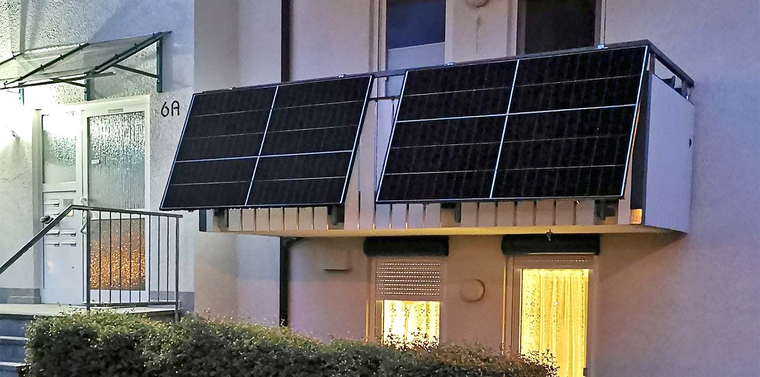 Der wohl entscheidende Antrieb, ein solches Heimkraftwerk an den Balkon zu hängen oder auf die Terrasse zu stellen, ist Geld. Wegen hoher Stromrechnungen wollen die Bundesbürger mit eigenem Strom sparen.