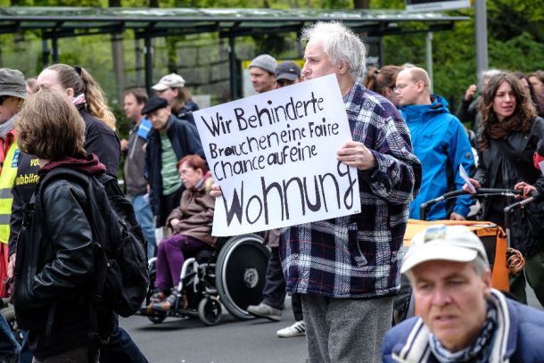 Teilnehmer des Europäischen Protesttags zur Gleichstellung von Menschen mit Behinderungen in Berlin 2016.