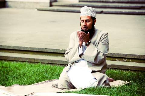 Foto: Shoaibaliraza / CC BY-SA 3.0 via Wikipedia Khalid Latif ist Executive Director und Kaplan des Islamic Center der New York University. Im Jahr 2005 wurde Latif zum ersten muslimischen Kaplan an der NYU ernannt. Im Jahr 2006 wurde Latif zum ersten muslimischen Kaplan an der Princeton University ernannt. Khalid Latif ist Executive Director und Kaplan des Islamic Center der New York University. Im Jahr 2005 wurde Latif zum ersten muslimischen Kaplan an der NYU ernannt. Im Jahr 2006 wurde Latif zum ersten muslimischen Kaplan an der Princeton University ernannt.