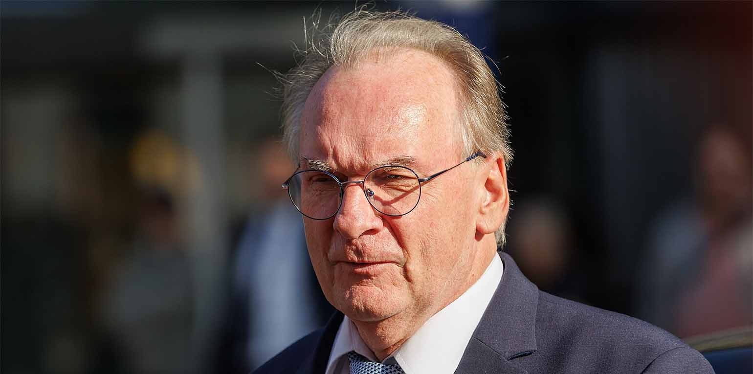Bis zum Einstellen der Reparationsleistungen 1953 sei im Osten 30 Prozent der industriellen Kapazität verloren gegangen. "Die Folgen trägt der Osten bis heute", urteilte Haseloff.