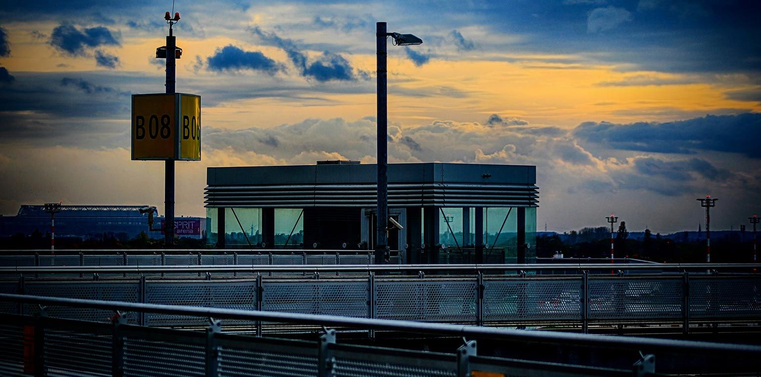 Das NRW-Gesundheitsministerium geht davon aus, dass an den Flughäfen genügend Personal- und Laborkapazitäten für die Testung der Rückkehrer zur Verfügung stünden.