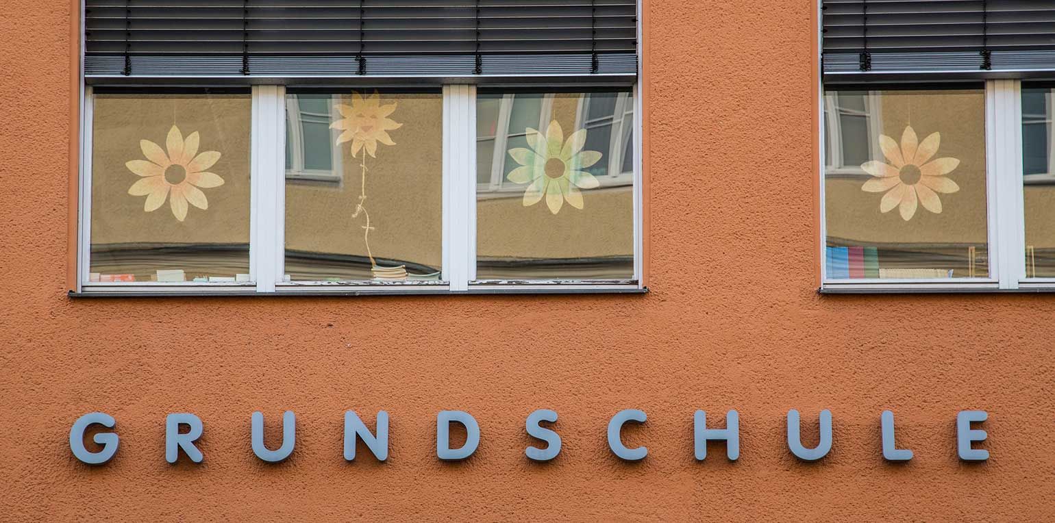 Wer die Verantwortung für die Aussendung der Mitteilung an die Schulen ausgerechnet zu diesem Zeitpunkt trägt, ist bisher unklar.