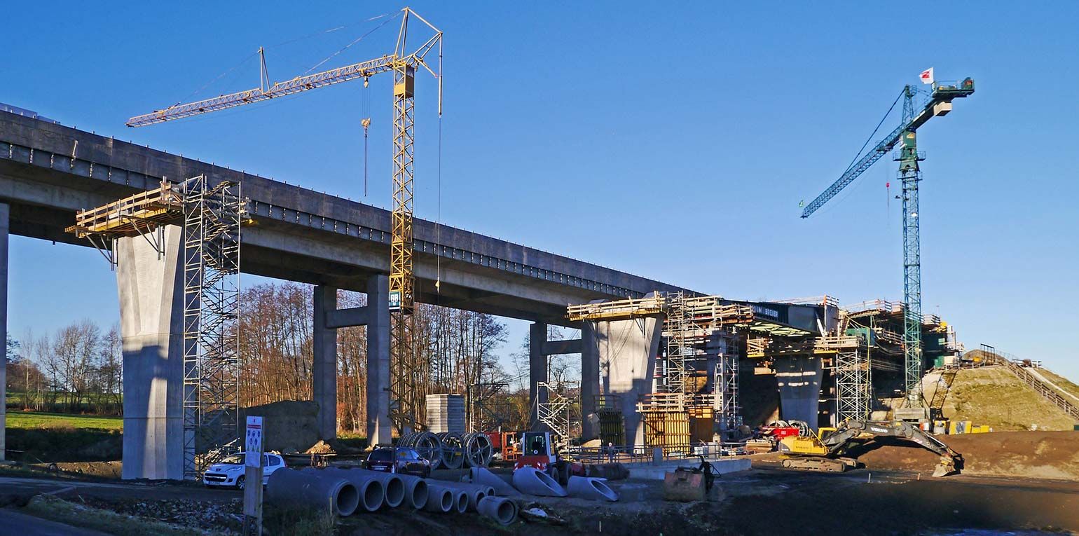 Der Neubau von Bundesstraßen und Autobahnen zerstörte über Jahre eine intakte Kulturlandschaft, Wälder, landwirtschaftliche Nutzflächen und schädigte FFH-Schutzgebiete sowie andere Umwelt- und Naturschutzgebiete in Niedersachsen.