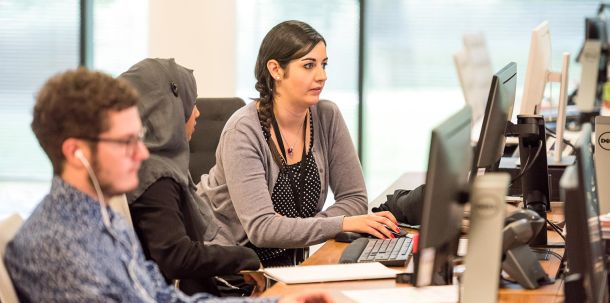 Laut dem NRW-Städtetag können die Gesundheitsämter nicht mehr alle Kontaktpersonen von Covid-19-Infizierten nachverfolgen, obwohl die Ämter personell verstärkt worden und durch die Digitalisierung leistungsfähiger seien als vor Beginn der Krise.