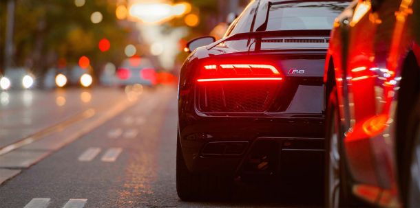 Solange das Stromtanken nicht so einfach, transparent und im Vergleich nicht billiger ist als das Tanken von Diesel und Benzin, werden viele nicht umsteigen.