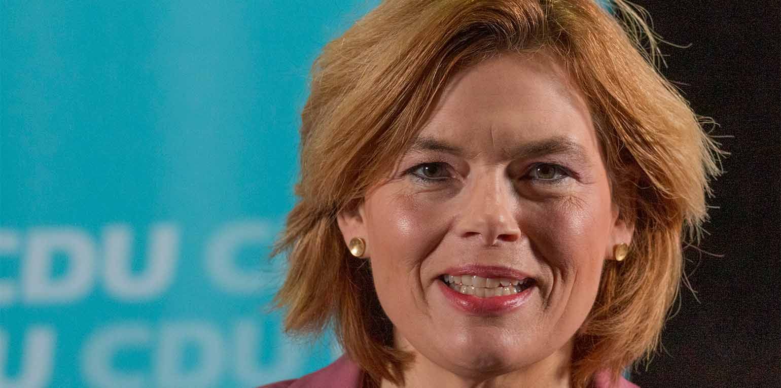 Klöckner: "Jede Fraktion hat einen Anspruch darauf, angemessen tagen zu können. Und das ermöglichen wir als Bundestagsverwaltung. Wir treffen aber nicht die Entscheidung, wer wohin geht, das ist Sache der Fraktionen. Wenn es hier keine einvernehmliche Einigung gibt, dann wird im Ältestenrat mit Mehrheit entschieden. Das ist erfolgt."