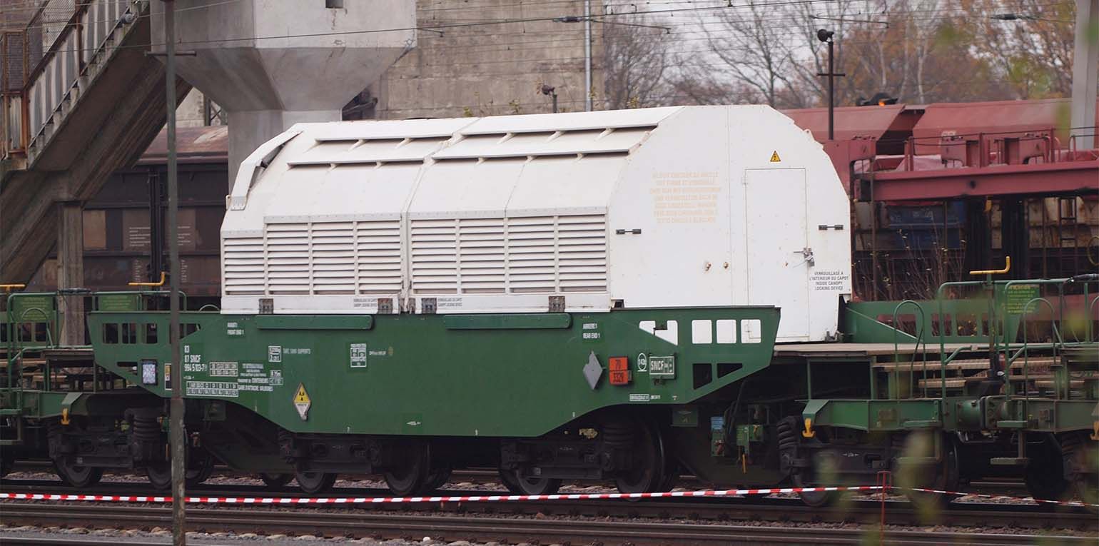 Eine Spezialfirma für nukleare Transporte - die Orano NCS GmbH aus dem hessischen Hanau - möchte im Auftrag der Jülicher Entsorgungsgesellschaft für Nuklearanlagen (JEN) 152 Castor-Behälter mit Brennelement-Kugeln über eine Strecke von 170 Kilometern von Jülich ins Zwischenlager für radioaktive Abfälle in Ahaus transportieren. 