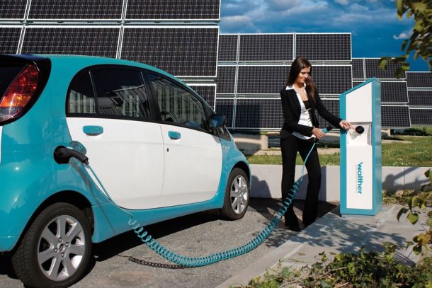Elektrofahrzeug beim Aufladen an einer Stromtankstelle