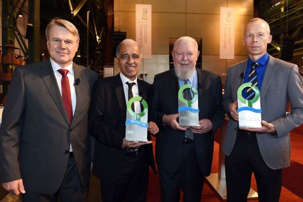 (v.r.) Prof. Dr. Johan Rockström, Prof. em. Dr. Michael Succow (Ehrenpreis) und Prof. Dr. Mojib Latif mit DBU-Generalsekretär Dr. Heinrich Bottermann