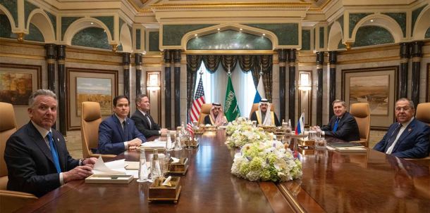 Zunächst passiert nicht mehr, als dass die USA die Ukraine weiter nötigen, sich ihren Bedingungen zu beugen. US-Präsident Trump will mit seinem russischen Amtskollegen Putin auf Augenhöhe sprechen; bei Selenskyj fällt ihm das gar nicht ein.