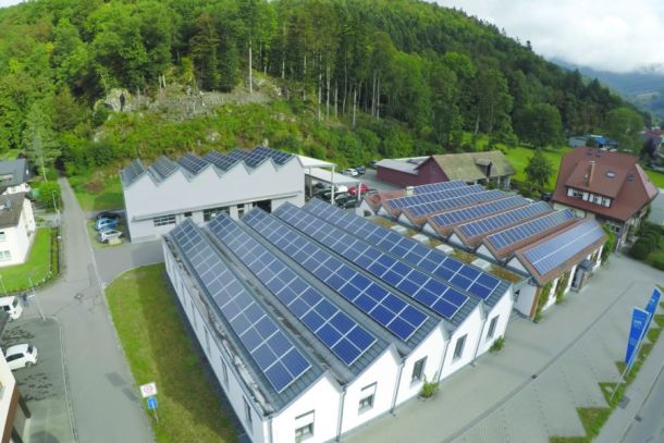 Vogelperspektive auf das Firmengelände des Familienunternehmen Sladek in Schönau.