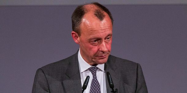 "Spätestens seit dem Einmarsch in die Ostukraine und der Annexion der Krim vor acht Jahren hätte uns allen, parteiübergreifend, klar sein müssen, was in diesem Land geschieht", schreibt