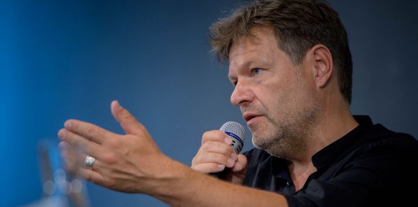 Man traut ihm zwar jederzeit zu, die Energiewende kompetent vorantreiben. Bei Konzepten für Wirtschaftshilfen ist die Expertise eher dünn.