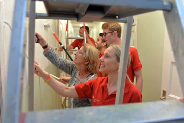 Die stellvertretende KiTa-Leiterin Helga Coulson und Teamchefin Katrin Joost mit ihrem Team beim „Wir für Bremen-Tag“ der Sparkasse Bremen