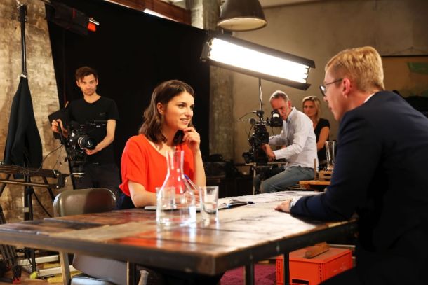 Moderatorin Sandra Rieß im Gespräch mit einem Jungpolitiker