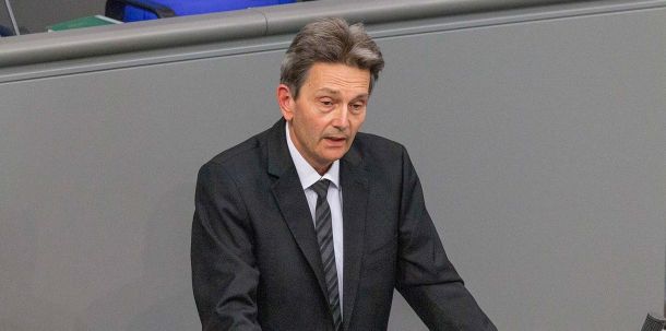 Es brauche nun "klare Kriterien dafür, wann für wen die Freiheit zurückkehren kann", betonte der SPD-Fraktionsvorsitzende.