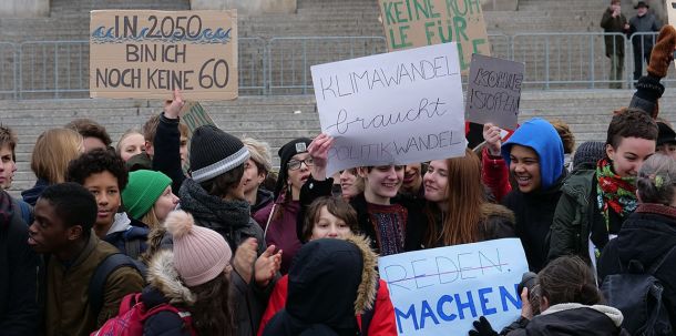 Unter dem Motto "#FridaysForFuture" und "Climate Strike!" streikten insbesondere Schülerinnen und Schüler vor dem Reichstagsgebäude in Berlin.