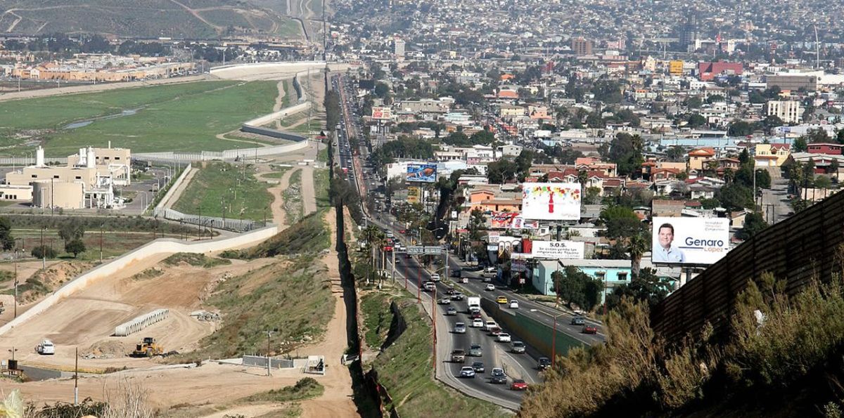 Ein kleiner Zaun trennt das dicht bevölkerte Tijuana in Mexiko von den USA