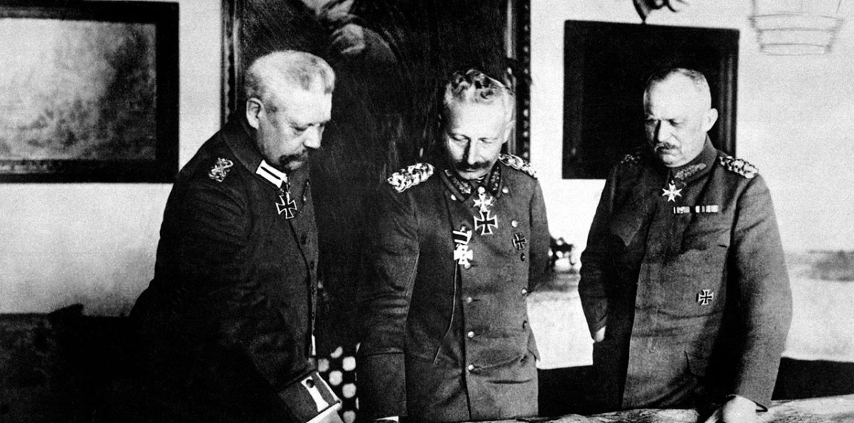 Wilhelm II. mit Generalfeldmarschall von Hindenburg (links) und dem Ersten Generalquartiermeister Ludendorff im Großen Hauptquartier, 1917