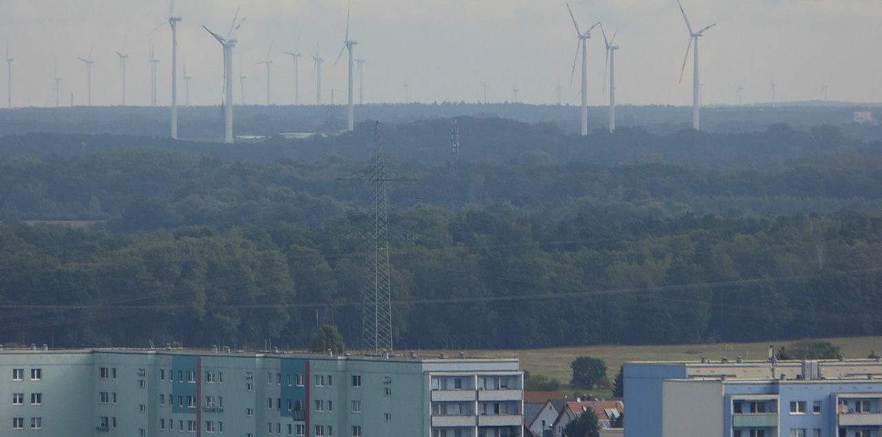 Windkraftanlagen (WKA) - Windenergieanlage (WEA) am Stadtrand von Berlin