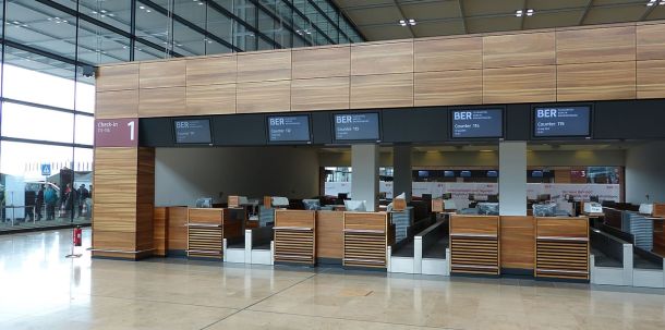 Flughafen Berlin-Brandenburg, Blick auf Check-in-Schalter