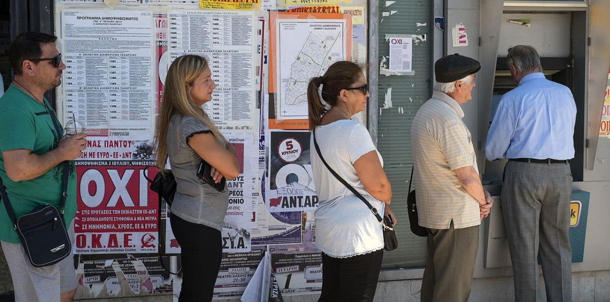 Warteschlange in Athen vor einem Geldautomaten