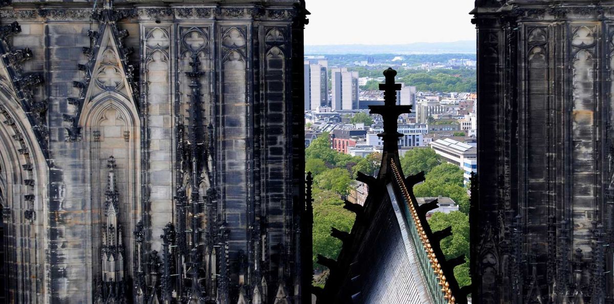 Das Erzbistum Köln hatte Ende vergangener Woche erklärt, das von ihm selbst in Auftrag gegebene Gutachten einer Münchener Anwaltskanzlei aufgrund von Mängeln nicht veröffentlichen zu wollen.