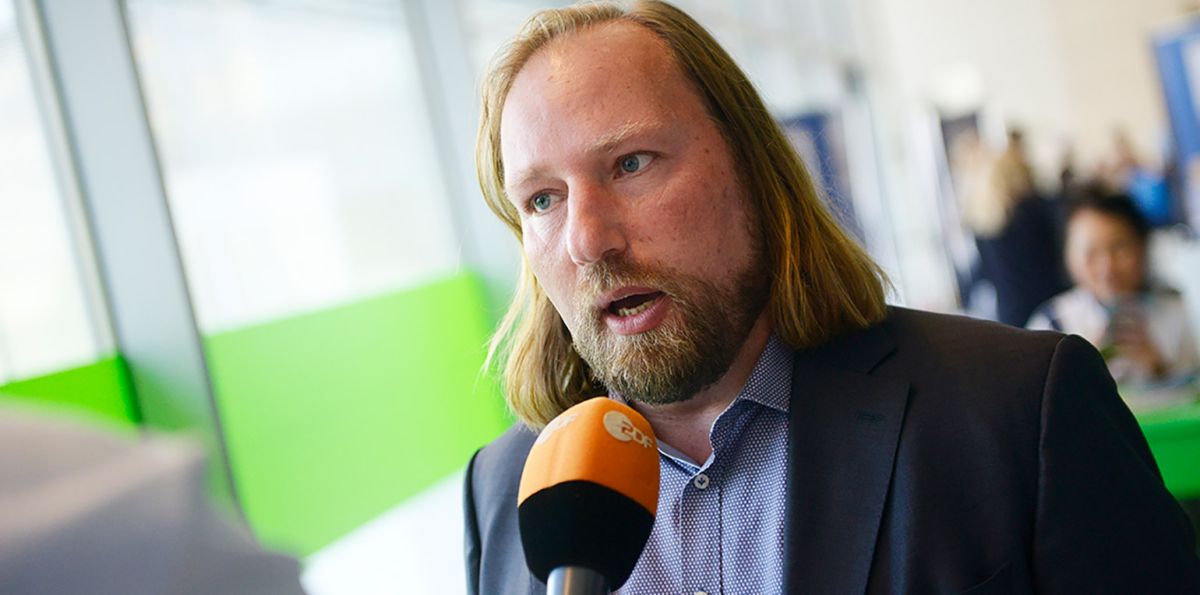 Grünen-Fraktionschef Anton Hofreiter wirft SPD-Kanzlerkandidat Olaf Scholz nun völlige Unglaubwürdigkeit vor.