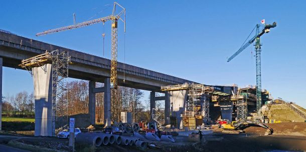 Der Neubau von Bundesstraßen und Autobahnen zerstörte über Jahre eine intakte Kulturlandschaft, Wälder, landwirtschaftliche Nutzflächen und schädigte FFH-Schutzgebiete sowie andere Umwelt- und Naturschutzgebiete in Niedersachsen.