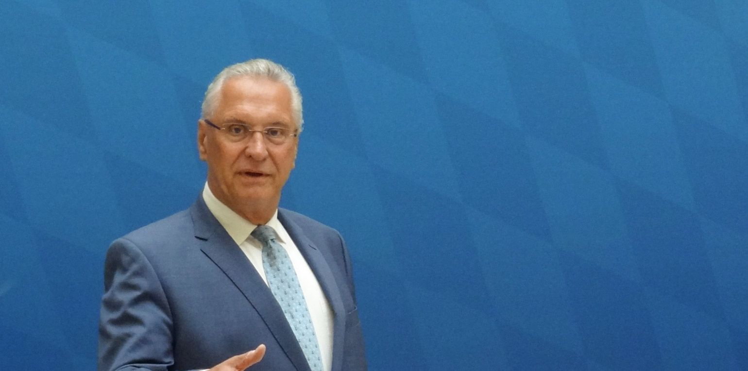 Bayerns Innenminister Joachim Herrmann mahnte auch, die derzeitige Lage, in der sich die Gesellschaft in einer Reihe von Fragen wie etwa Klimaschutz, Corona-Politik und Flüchtlingspolitik polarisiere, nicht zu dramatisieren.