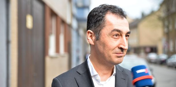 Für den Realo Özdemir, der 1994 als erster Abgeordneter mit Migrationshintergrund in den Bundestag eingezogen war, als Bundesminister spricht indes, dass er am ehesten die bürgerlichen Wähler und Wählerinnen der Grünen ansprechen dürfte.