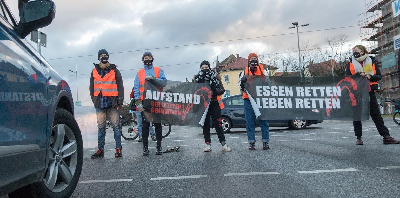 Die Gruppe hatte mit Autobahnblockaden, bei denen sich Aktivisten teils auf der Fahrbahn festklebten, in den vergangenen Wochen massive Verkehrsstörungen in Berlin und anderen Städten verursacht und einen Misthaufen im Landwirtschaftsministerium abgeladen.