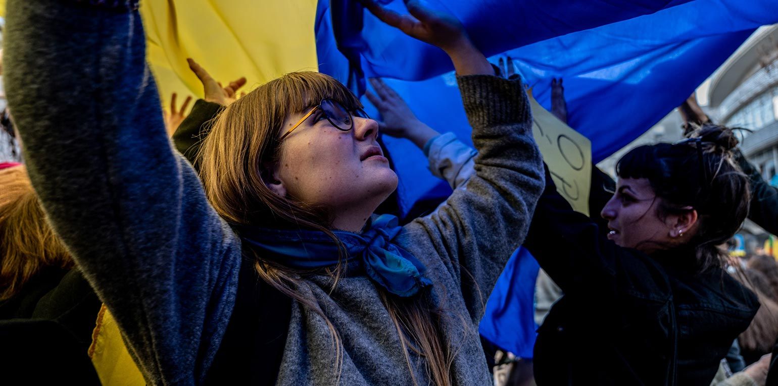 Während ein großes Bündnis von 50 Organisationen unter dem Motto "Stoppt den Krieg" deutschlandweit rund 125 000 Menschen mobilisieren konnte, protestierte die ukrainische Initiative "Vitsche" in Berlin separat. Ihr Hauptanliegen - eine Flugverbotszone über der Ukraine.