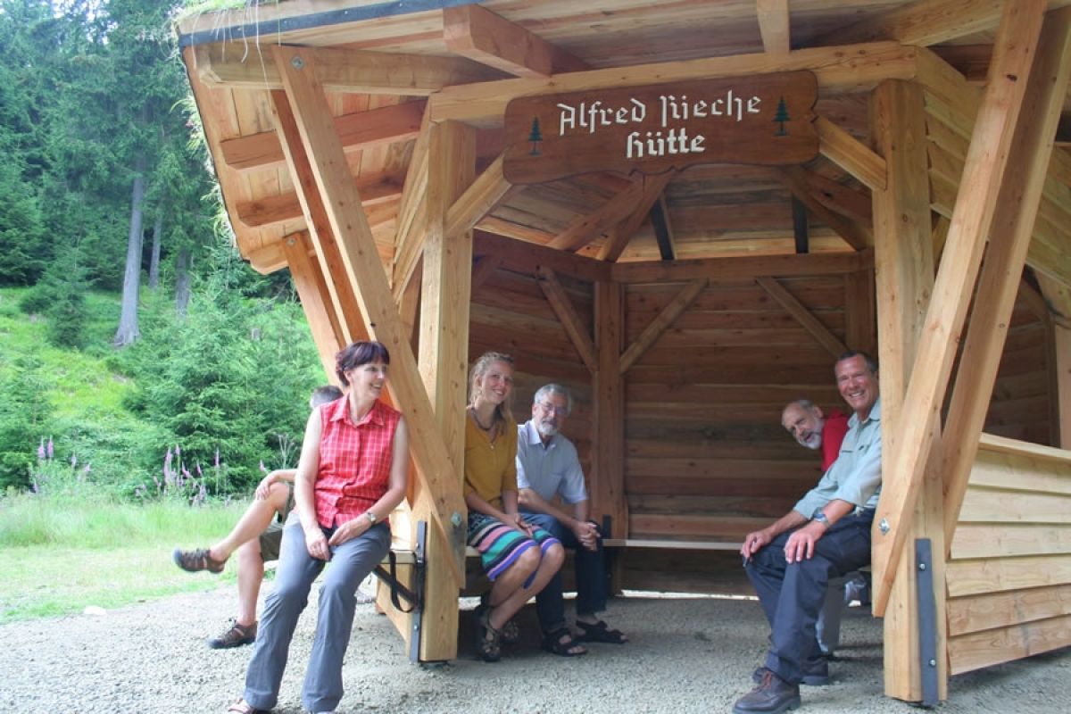 Der Vorsitzende des Harzklub-Zweigvereins Braunlage, Albert Baumann (3. v.l.), freut sich gemeinsam mit Nationalpark-Mitarbeitern über die Einweihung der neuen Alfred Rieche-Hütte