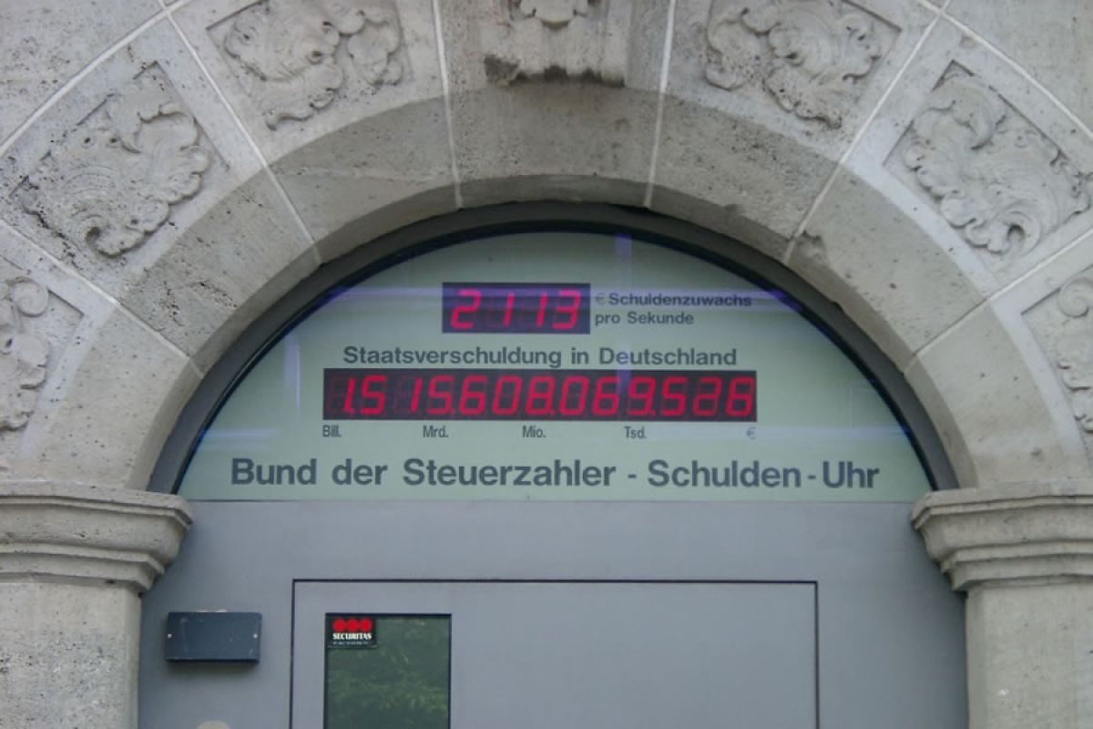 Die Schuldenuhr des Bundes der Steuerzahler in der Französischen Straße 9-12 in Berlin, aufgenommen am 29. Juli 2006.