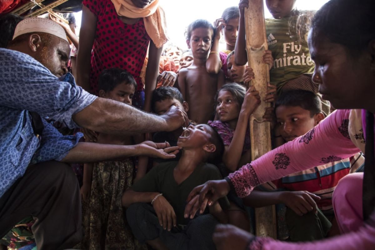 In Bangladesch startet heute eine der größten Impfkampagnen gegen Cholera. Über 200 mobile Impfteams sind im Flüchtlingslager in Cox's Bazar unterwegs, um möglichst viele Kinder zu erreichen.