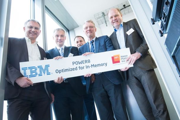 V.l.n.r.: Prof. Andreas Polze (HPI), Wolfgang Wendt (IBM), Klaus Andreas Span (IBM), Prof. Christoph Meinel (HPI), Gerd Piel (IBM)