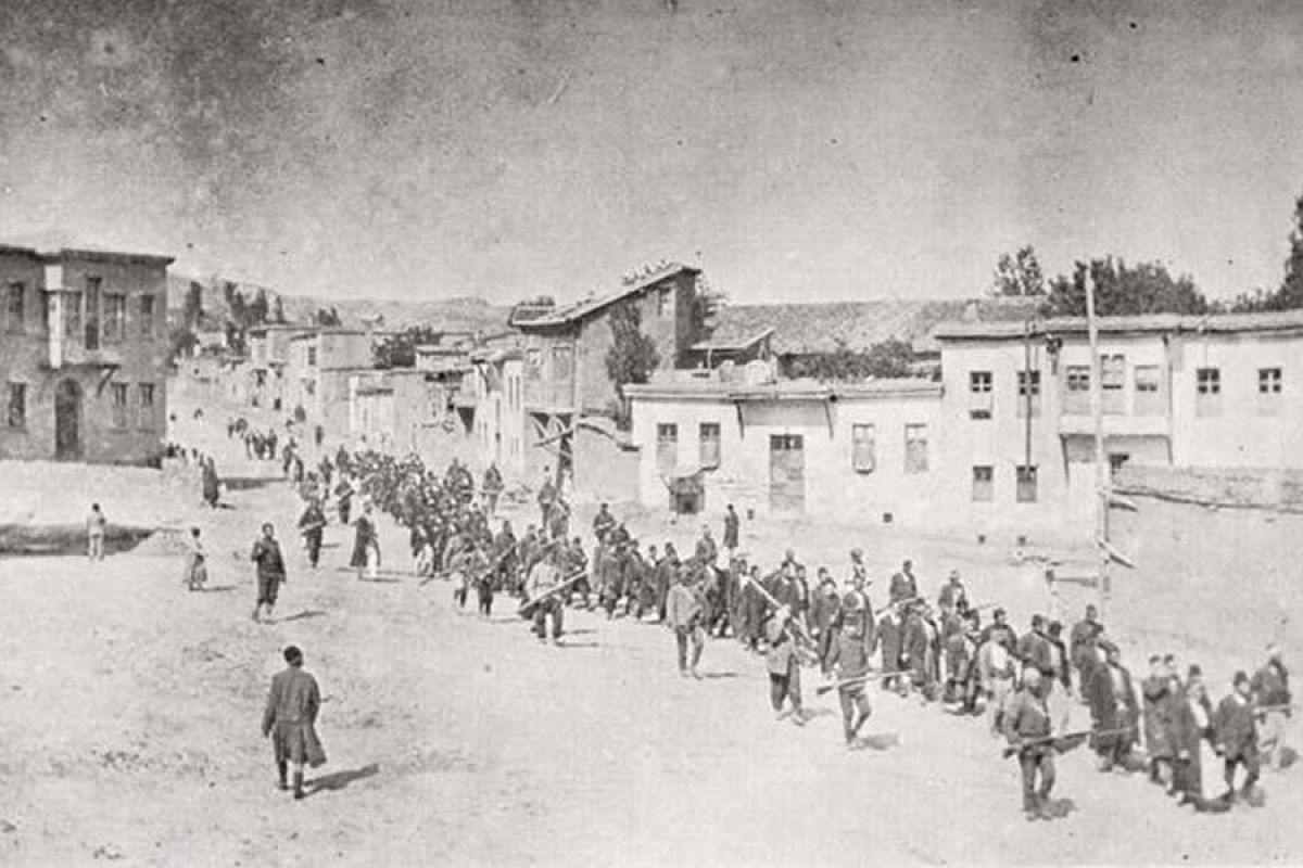 Armenier werden im April 1915 von osmanischen Soldaten aus Kharpert (türkisch: Harput) in ein Gefangenenlager im nahen Mezireh (türkisch: Elazığ) geführt.
