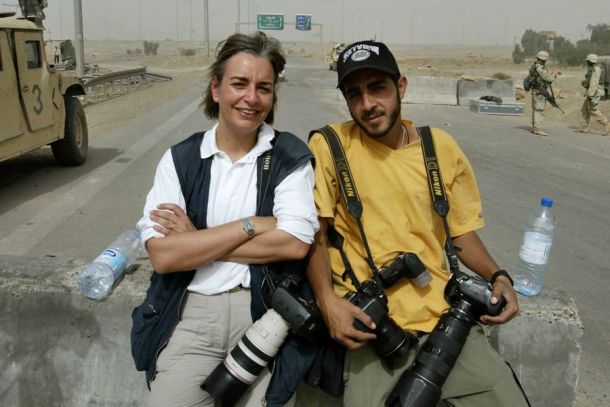 Anja Niedringhaus mit ihrem AP-Kollegen Muhammed Muheisen in der Nähe von Falludscha, Irak, May 2004.