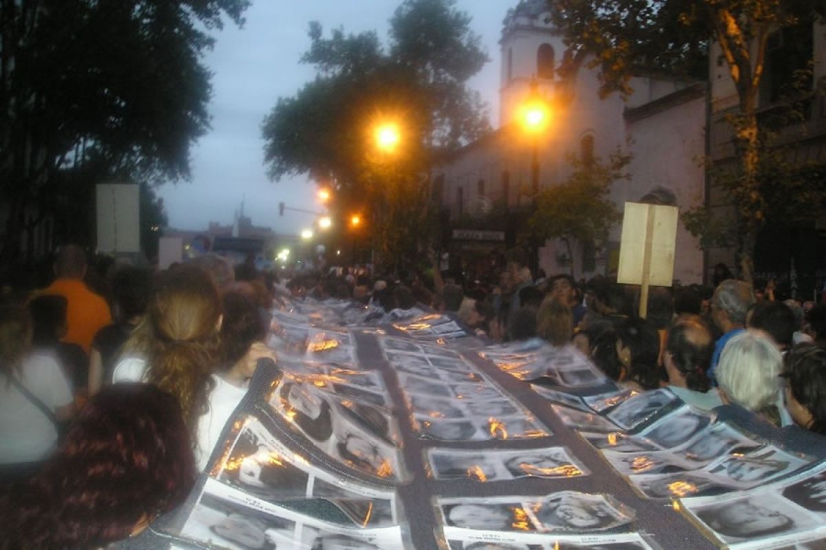 Gedenkmarsch in Buenos Aires mit Fotos von Verschwundenen