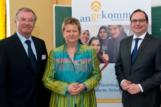 Gemeinsam für junge Flüchtlinge in Essen (v.l.): Prof. Dr. Gunter Thielen, Vorstandsvorsitzender der Walter Blüchert Stiftung, NRW-Schulministerin Sylvia Löhrmann und Essens Oberbürgermeister Thomas Kufen.