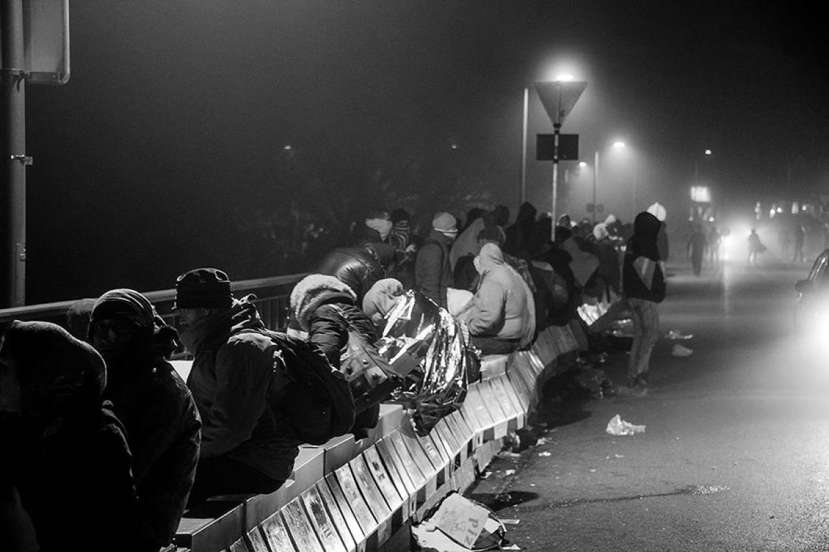 Flüchtlinge nachts auf der Innbrücke zwischen Braunau (Österreich) und Simbach (Deutschland)