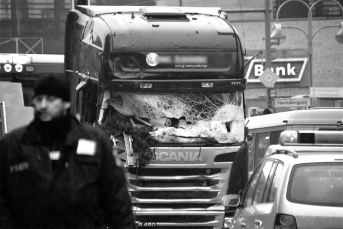 Anschlag auf den Berliner Weihnachtsmarkt - Am Breitscheidplatz Berlin (20.12.2016). Das beschädigte Führerhaus der Sattelzugmaschine.