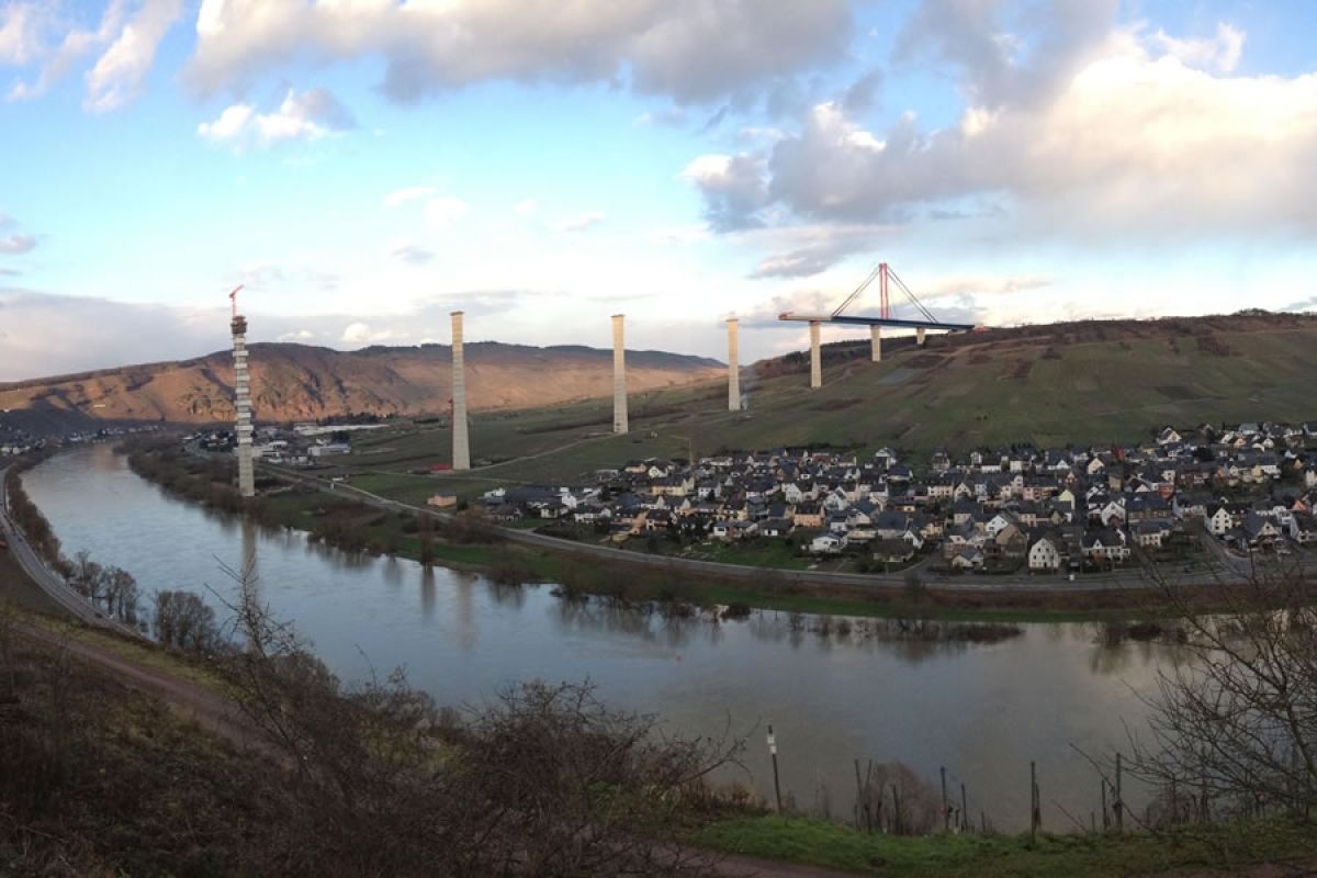 1,7 Kilometer lang, 150 Meter hoch - der Hochmoselübergang ist die größte Brücke Europas