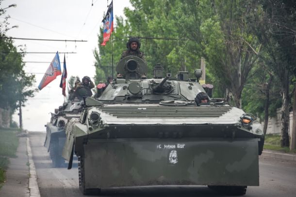 Ein Militärkonvoi der Rebellen bei Donezk