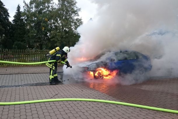 Unter umluftunabhängigen Atemschutz wurden die Löschmaßnahmen vorgenommen. Das Feuer brach vermutlich im Motorraum aus.