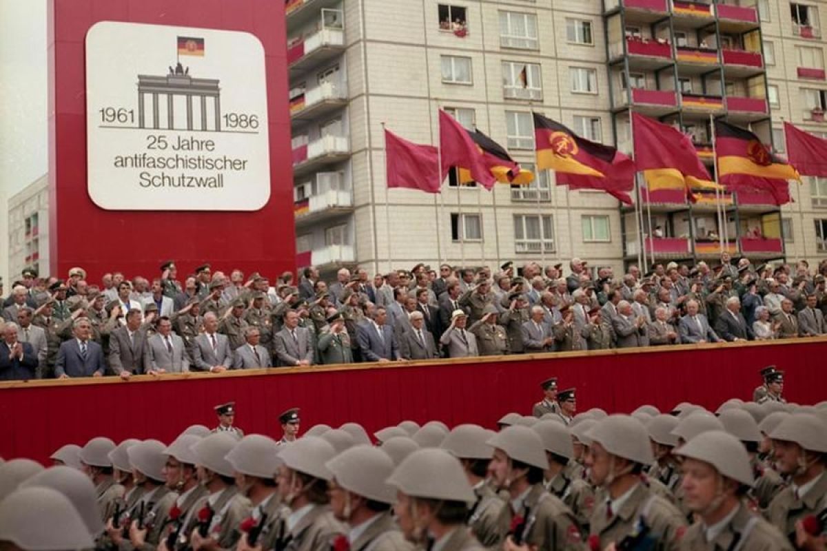 Berlin, Parade von Kampfgruppen zum 25. Jahrestag des Mauerbaus