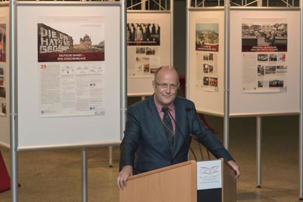 Prof. Dr. Michael Staack bei der Eröffnung der Ausstellung an der HSU
