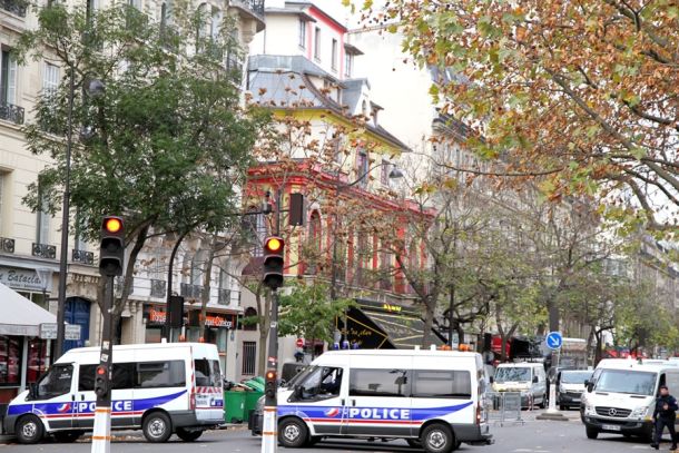 Polizeifahrzeuge am Bataclan-Theater nach den Terroranschlägen