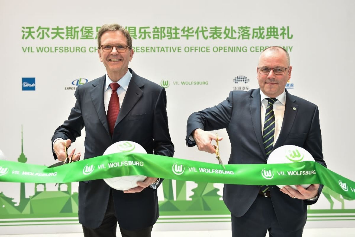 Volkswagen Vorstandsmitglied Prof. Dr. Dr. Jochem Heizmann (links)und VfL-Geschäftsführer Thomas Röttgermann bei der feierlichen Eröffnung in der chinesischen Hauptstadt.